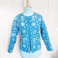 Veste Monet sur mannequin, patron de couture pdf à télécharger, sans col, manches longues, motif floral, finitions au biais.