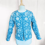 Veste Monet sur mannequin, patron de couture pdf à télécharger, sans col, manches longues, motif floral, finitions au biais.