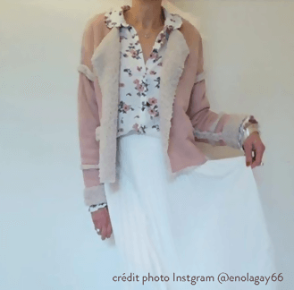 Veste Monet en rose clair avec chemisier fleuri, patron de couture pdf à télécharger. Modèle sans col et manches décoratives.