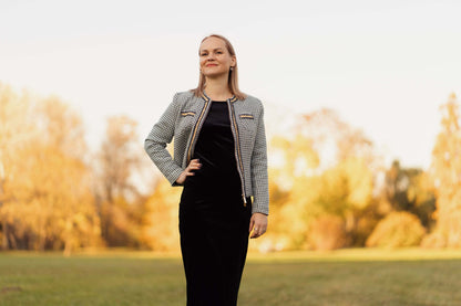 Femme portant une Veste - XS-XL - CHIC PICK, patron de couture pdf à télécharger, en extérieur.