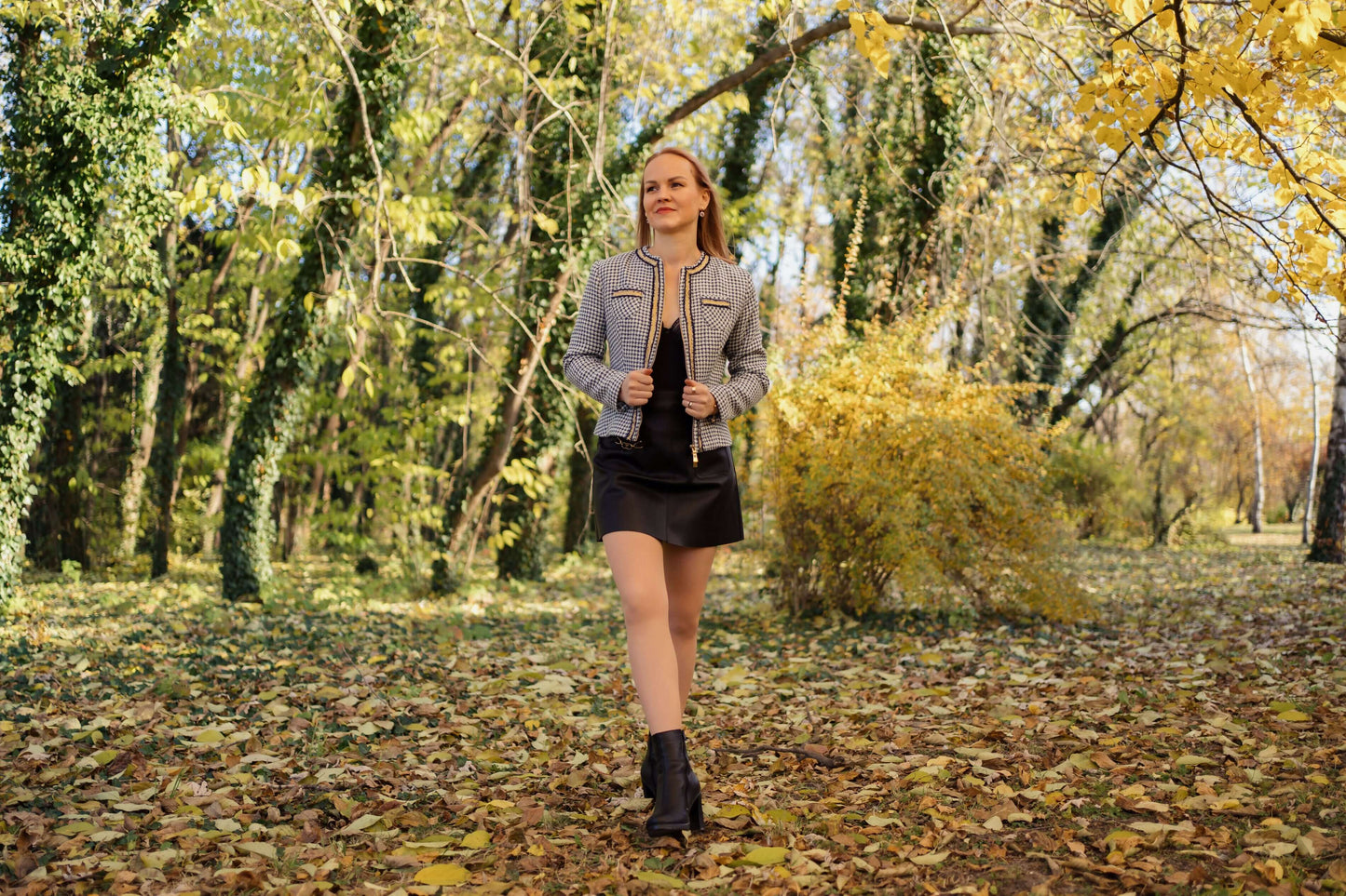 Veste - XS-XL - CHIC PICK portée par une femme marchant dans la forêt, patron de couture pdf à télécharger disponible.