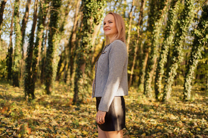 Femme portant une veste dans la forêt, Veste - XS-XL - CHIC PICK, patron de couture pdf à télécharger.