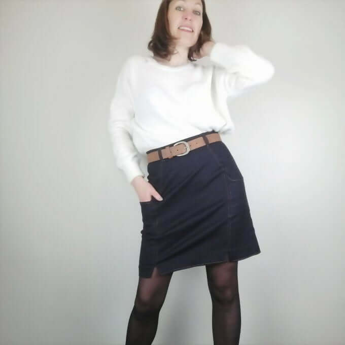 la Jupe city du 32 au 48 portée avec un pull blanc et une ceinture, style décontracté et moderne