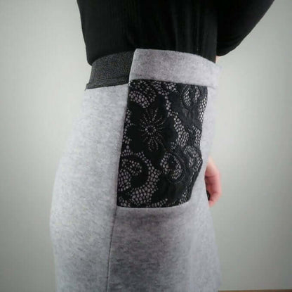 Détail de la Jupe city du 32 au 48 avec poches en dentelle et élastique fantaisie, patron de couture pdf à télécharger.