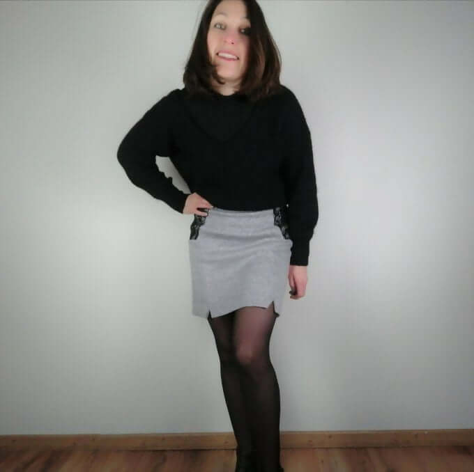 la Jupe city du 32 au 48 présentée avec un haut noir, style moderne et confortable, patron de couture pdf à télécharger.