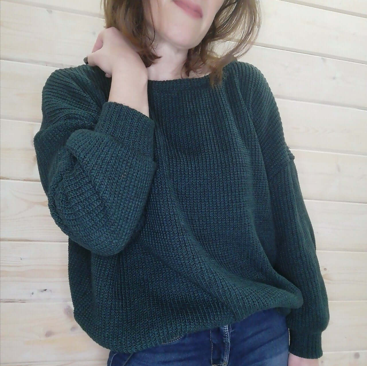 Femme portant le Pull ILLICO du 34 au 52, pull loose crochet facile à coudre, patron pdf à télécharger.