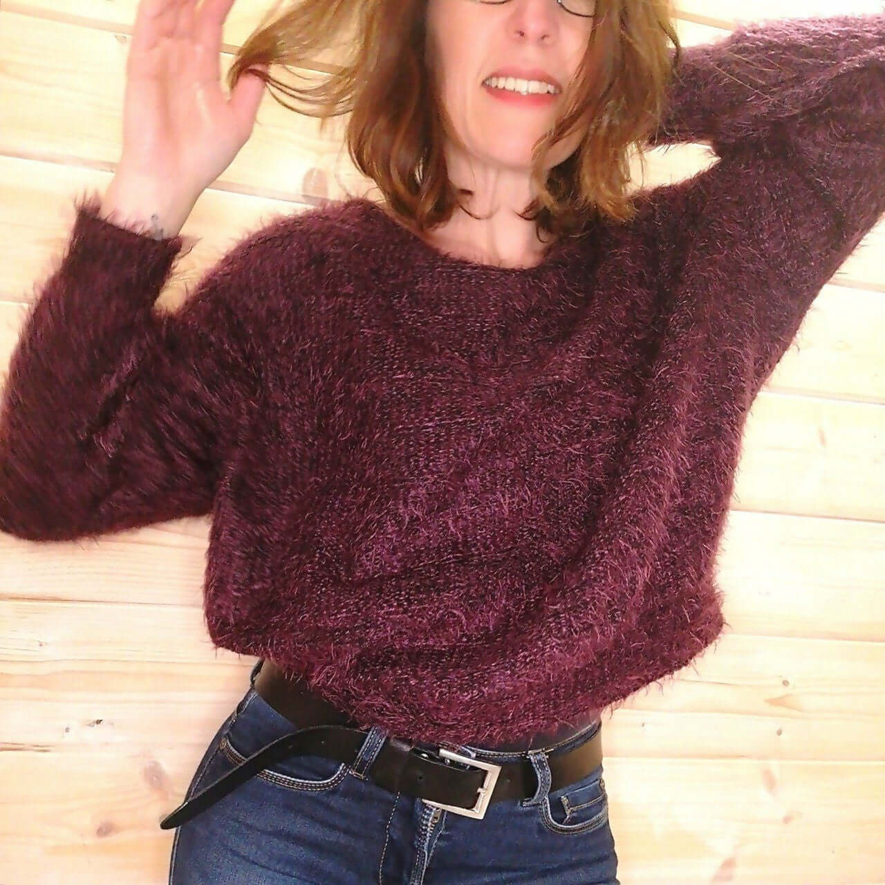 le Pull ILLICO du 34 au 52 porté par une femme, style décontracté, patron pdf à télécharger.