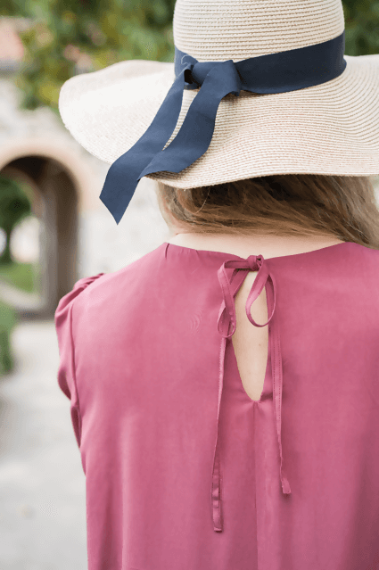 Blouse ROSAE avec décolleté en arrière et joli nœud, parfaite pour toutes les saisons.