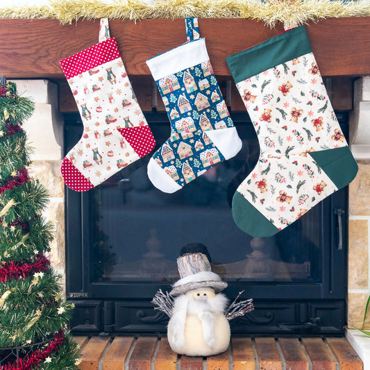 Chaussettes de Noël colorées suspendues à une cheminée, décoratives et prêtes à recevoir des cadeaux.