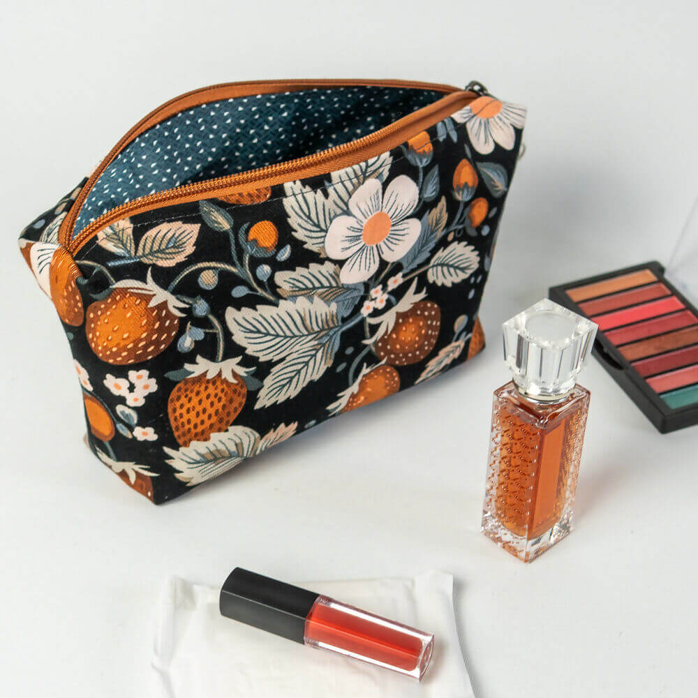 Trousse fourre-tout Fraise des bois, idéale pour maquillage et accessoires, avec grande ouverture et fermeture éclair.