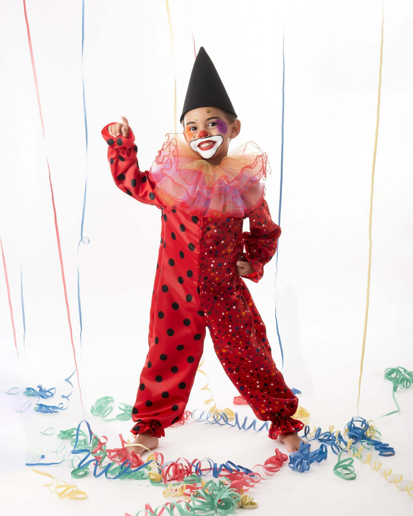 Enfant déguisé en clown avec un costume coloré et chapeau, idéal pour coudre patrons de couture PDF à télécharger.