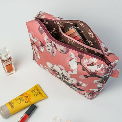 Trousse fourre-tout Fraise des bois avec motifs floraux, idéale pour maquillage et accessoires de voyage.