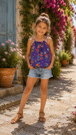 Blouse Mimolette Enfant portée, vue supplémentaire, tissu léger avec fronces et bretelles — Patron PDF couture 18 mois à 14 ans à télécharger