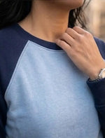 Personne portant le Sweat Livarot Adulte Taille 34 à 54, patron de couture PDF à télécharger, montrant le design en gros plan.