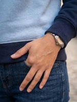 Manchette du Sweat Livarot Adulte Taille 34 à 54, patron de couture PDF à télécharger, vue détaillée d'une main dans la poche.