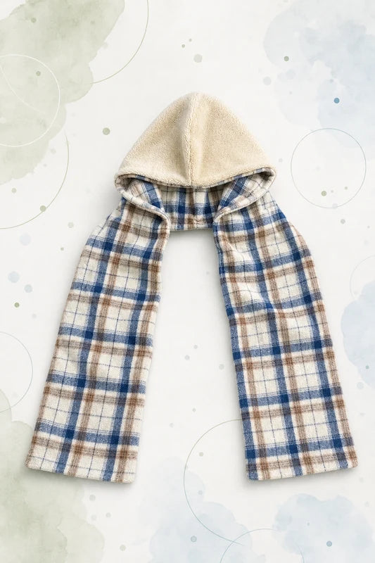 Écharpe capuche doublée en polaire crème et flanelle à carreaux bleu et brun, patron couture PDF gratuit à télécharger