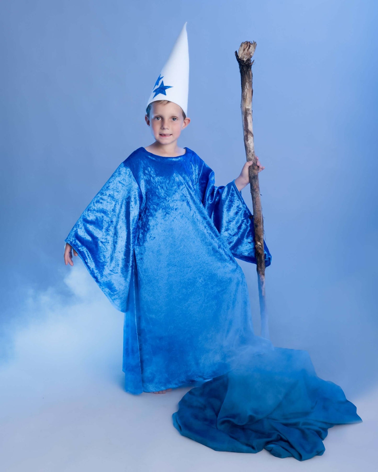 Costume d'Arthur le mage pour enfant, robe bleue avec chapeau pointu et baguette magique, idéal pour le carnaval.