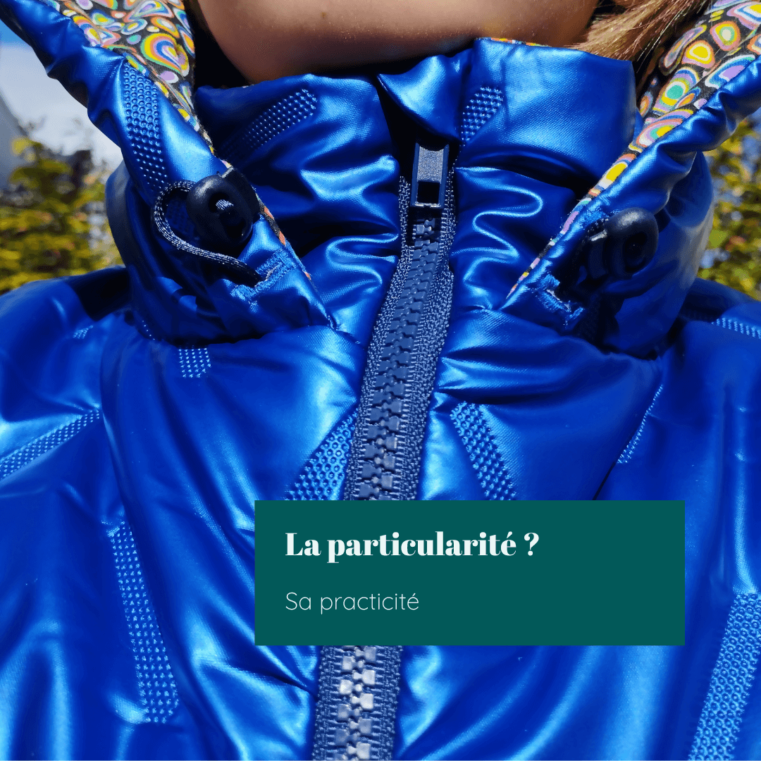 Zoom sur la Capuche Beira, couleur bleue, avec col haut et zip, soulignant sa praticité et son design.