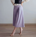 Femme portant un pantalon large violet. Pantalon - XXS-/XL - VINTAGE CADILAC patron de couture pdf à télécharger. Niveau intermédiaire.