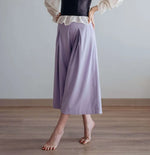 Femme portant un pantalon large violet. Pantalon - XXS-/XL - VINTAGE CADILAC patron de couture pdf à télécharger. Niveau intermédiaire.