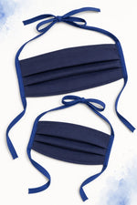 Deux masques textiles bleu marine sans élastique, avec liens à nouer, patron PDF gratuit enfant et adulte.