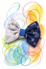 Nœud-barrette en tissu bleu et beige sur barrette crocodile, patron PDF gratuit.