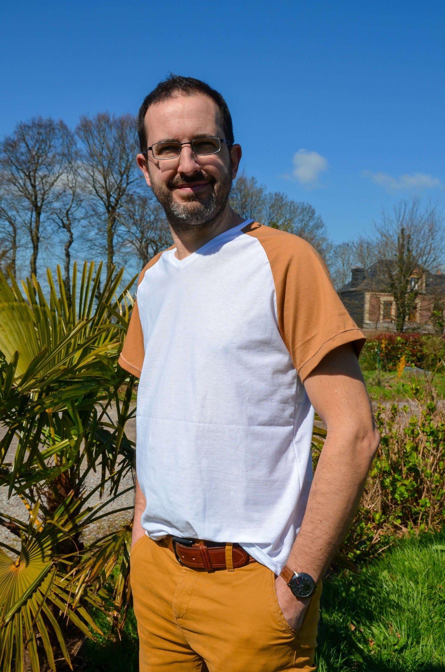 Homme portant un T-shirt Tricou à manches raglan, style décontracté en milieu naturel.
