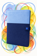 Protège carnet de santé en tissu bleu avec patte de fermeture et bouton pression, patron PDF gratuit.