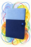 Protège carnet de santé en tissu bleu avec patte de fermeture et bouton pression, patron PDF gratuit.