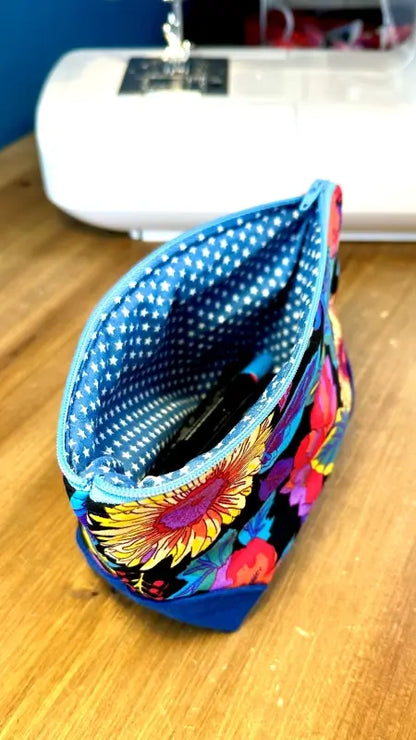 Trousse Dahlia ouverte avec angles arrondis – trousse couture facile patron PDF gratuit