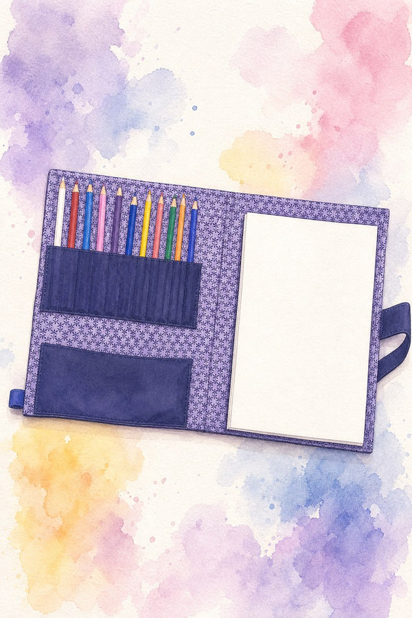Pochette à dessin nomade en tissu qui se déplie à plat, avec poches pour ranger un carnet A4 et des crayons — Patron PDF gratuit à télécharger et coudre