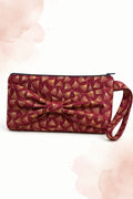 Pochette à Nœud basse et horizontale en tissu bordeaux à motifs dorés, patron PDF gratuit.