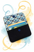 Porte-cartes en tissu avec bouton pression bleu, patron PDF gratuit.