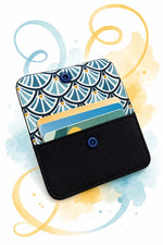 Porte-cartes en tissu avec bouton pression bleu, patron PDF gratuit.