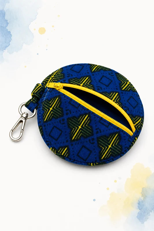 Porte-clefs rond textile bleu avec zip jaune et mousqueton, patron PDF gratuit.