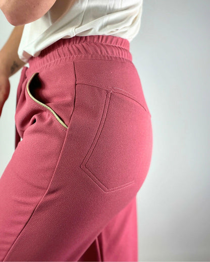 Détail du pantalon Sprint rose avec taille haute et poches, parfait pour un look décontracté en ville.