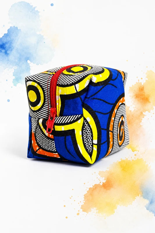 Trousse Carrée zippée en tissu wax bleu et jaune, patron PDF gratuit.