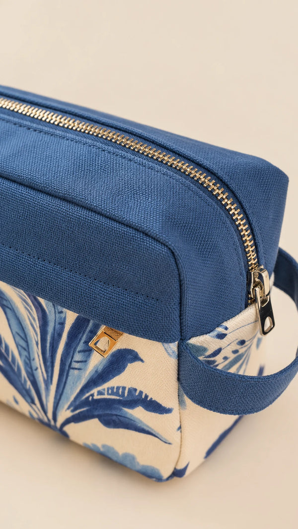 Gros plan sur la fermeture à glissière dorée de la trousse de toilette du Club Couture