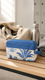 Trousse de toilette du Club Couture sur un banc de vestiaire, patron à coudre soi-même