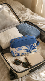 Trousse de toilette du Club Couture rangée dans une valise, patron PDF du Club Couture