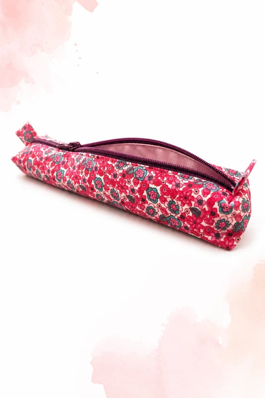 Trousse Fine zippée en tissu floral rouge et rose, patron PDF gratuit.