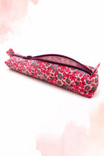 Trousse Fine zippée en tissu floral rouge et rose, patron PDF gratuit.