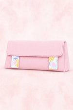 Trousse Maîtresse rose à rabat vue de trois-quarts, patron PDF gratuit.