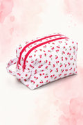 Trousse ZeepZeep en tissu blanc à motif cerises avec deux fermetures éclair rouges, patron PDF gratuit.