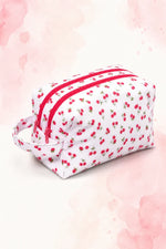 Trousse ZeepZeep en tissu blanc à motif cerises avec deux fermetures éclair rouges, patron PDF gratuit.