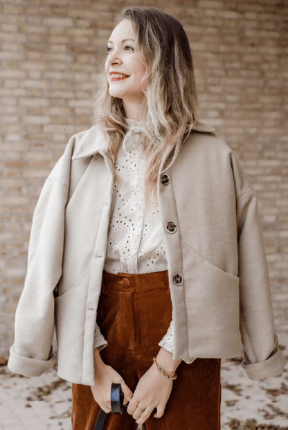 Modèle de veste NIMA ample en tissu beige, confortable avec poches, parfaite à coudre pour un style féminin et décontracté.