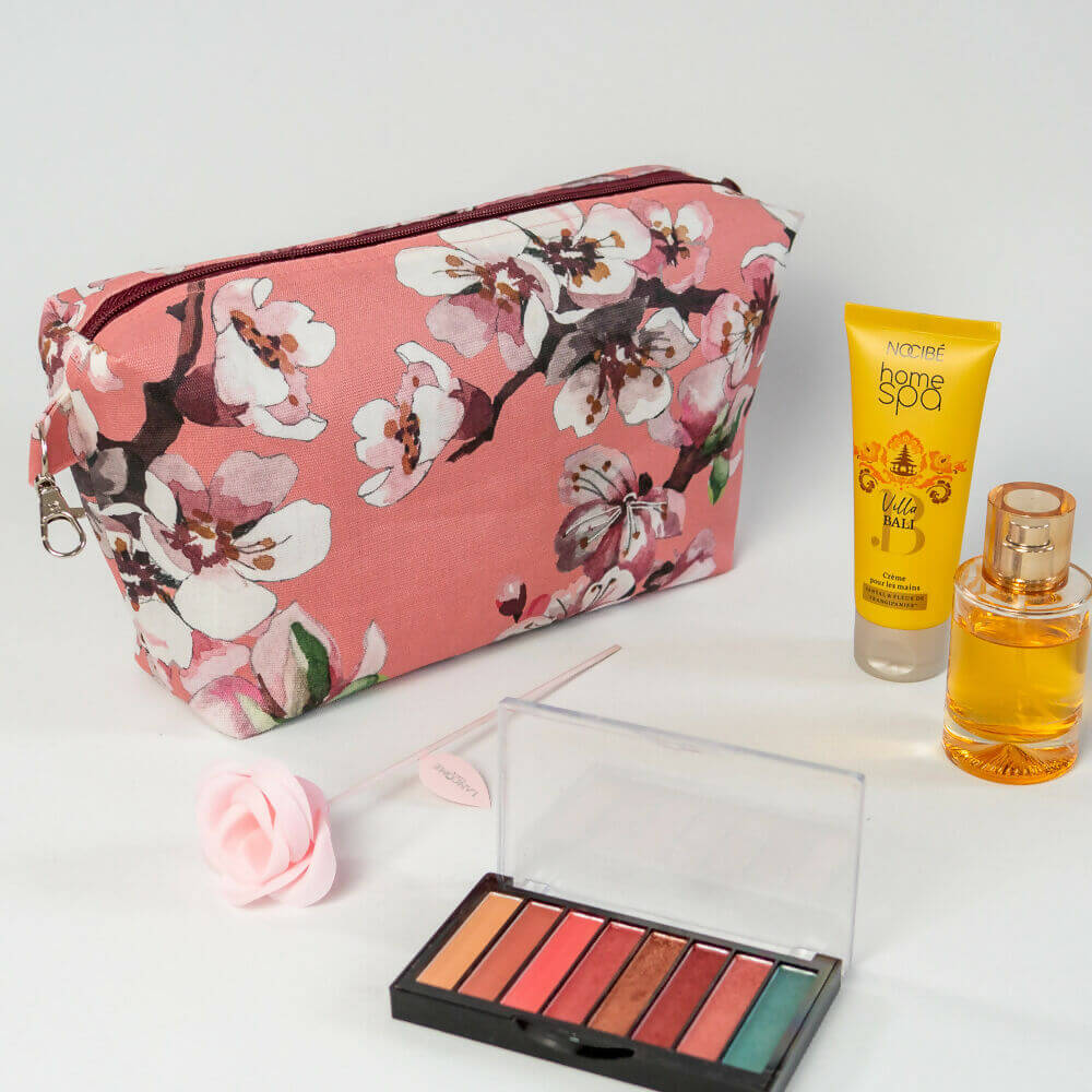 Trousse fourre-tout Fraise des bois avec motifs floraux, idéale pour maquillage et essentiels de voyage.