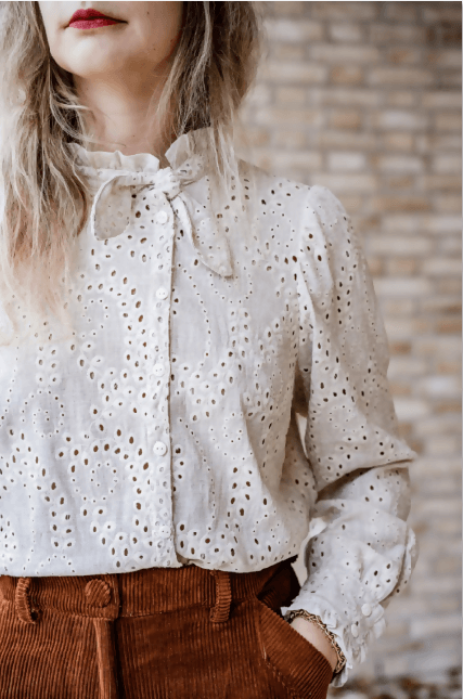 Blouse ENOÉ modèle à coudre, détail en dentelle avec volants et col noué, style moderne et rock.