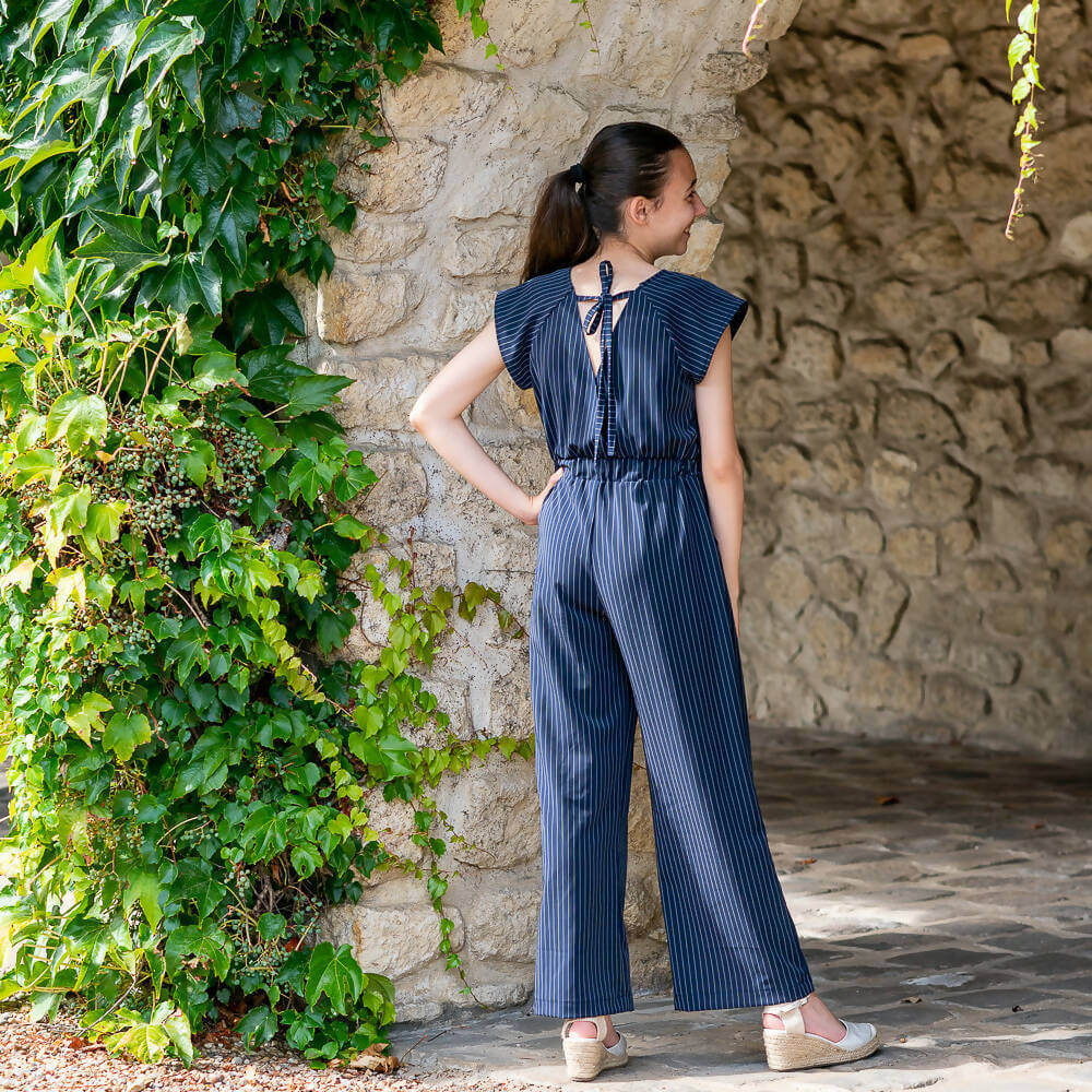 Femme portant la combinaison de patron de couture pdf à télécharger Combinaison, pantalon, 34 au 56, 4 statures – Vanille.