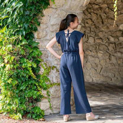 Femme portant la combinaison de patron de couture pdf à télécharger Combinaison, pantalon, 34 au 56, 4 statures – Vanille.